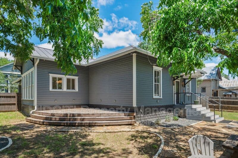 San Marcos House: 1017 W Hopkins St