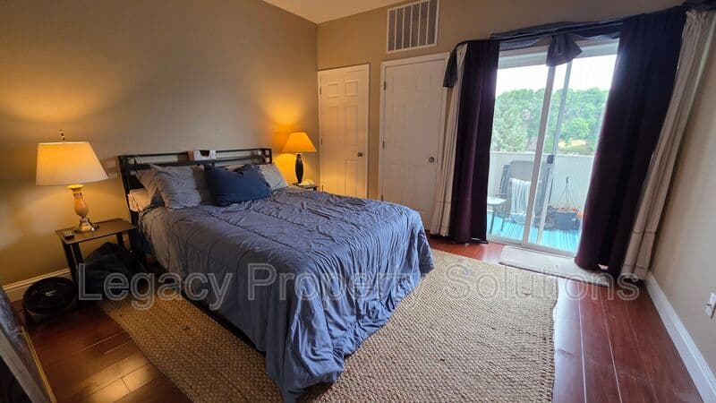 Bismarck House: 1200 W Owens Ave