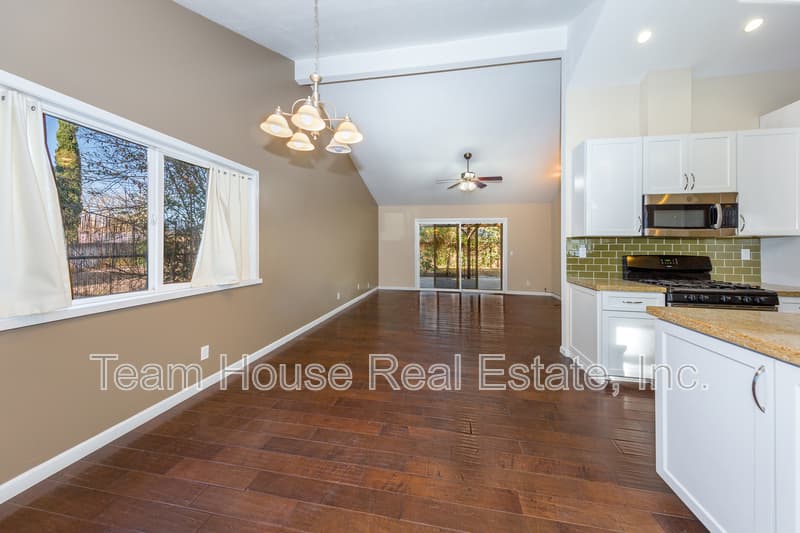 Santa Clarita House: 22327 Espuella Drive