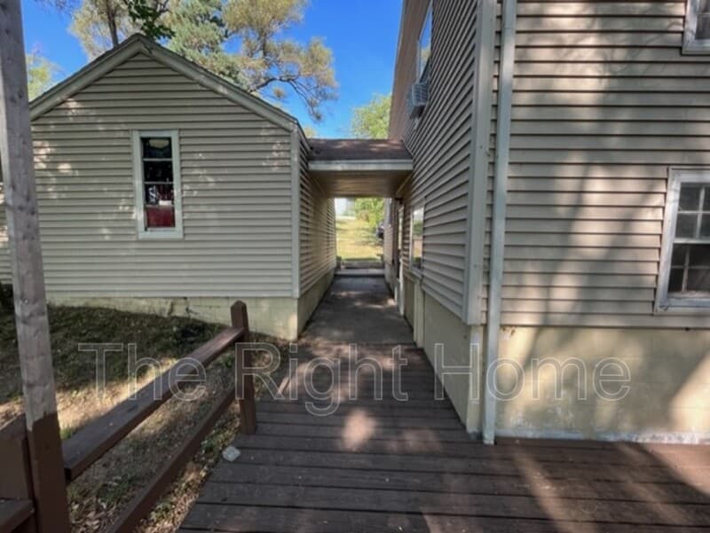 Omaha House: 6749 N 34th St