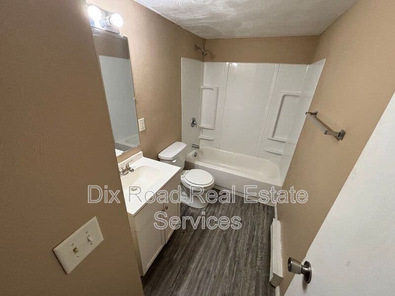 Trenton House: 410 Mars Rd