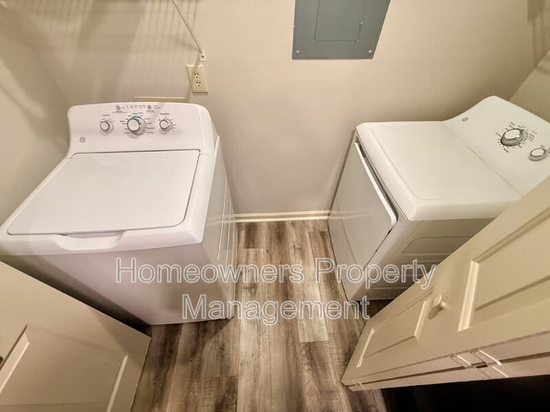 Fayetteville House: 325 Waterdown Dr