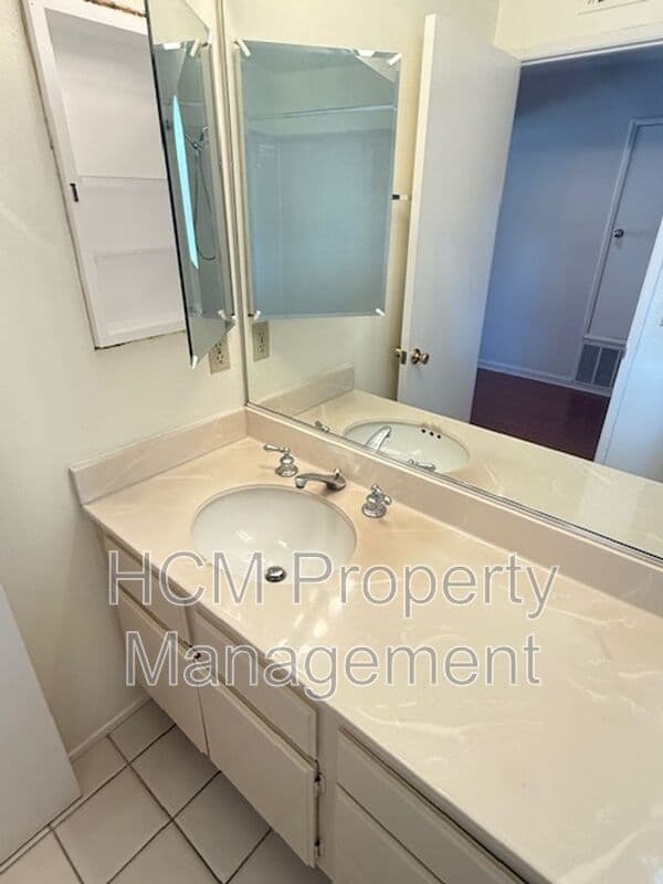 Irvine House: 46 Almador