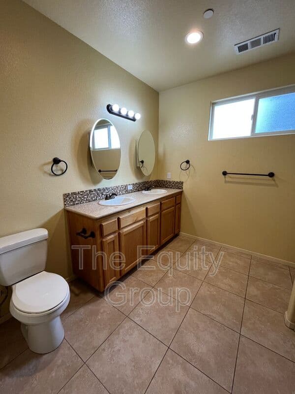 Porterville House: 2139 W Clare Ave