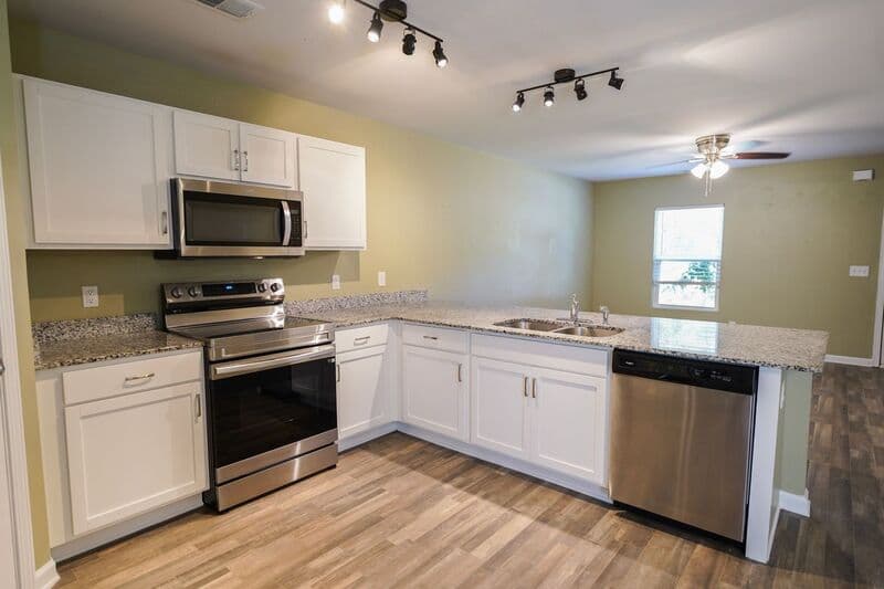 Midway House: 44 Sunrise Cir