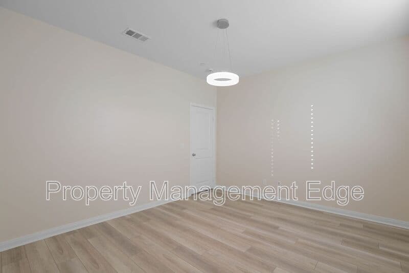 Menifee House: 29337 Chestnut St