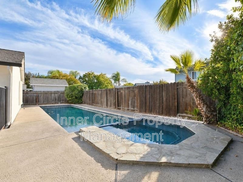 Oakley House: 4239 Sequoia Drive