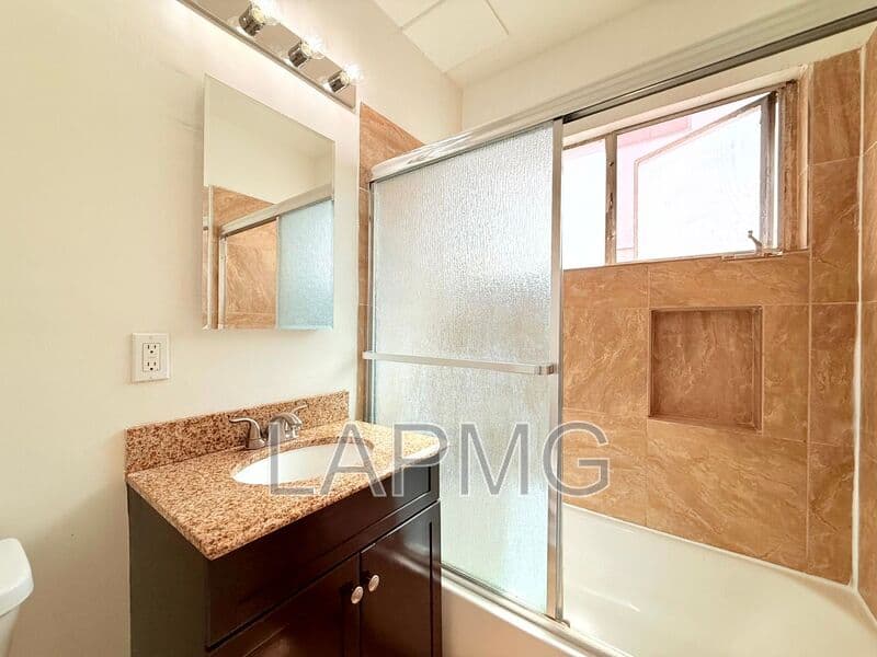 Los Angeles House: 4948 Rosewood Avenue