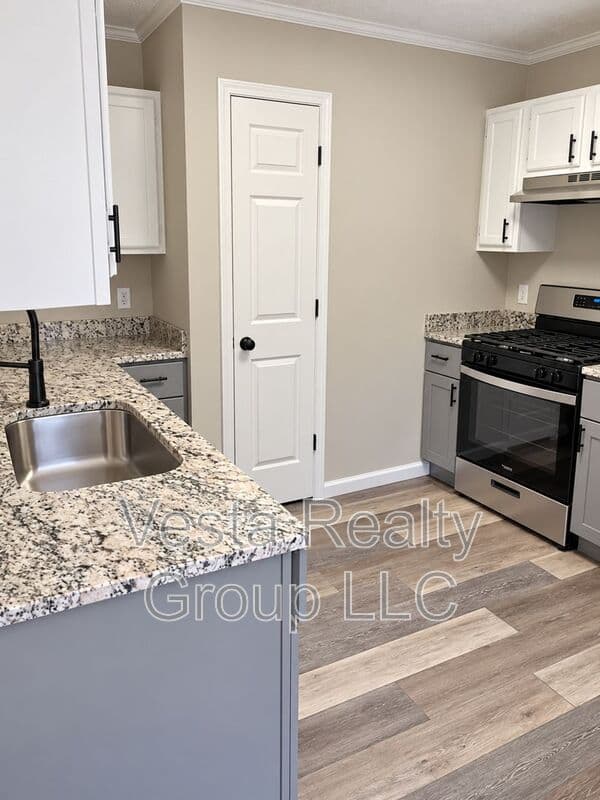 Stockbridge House: 407 Sage Ct