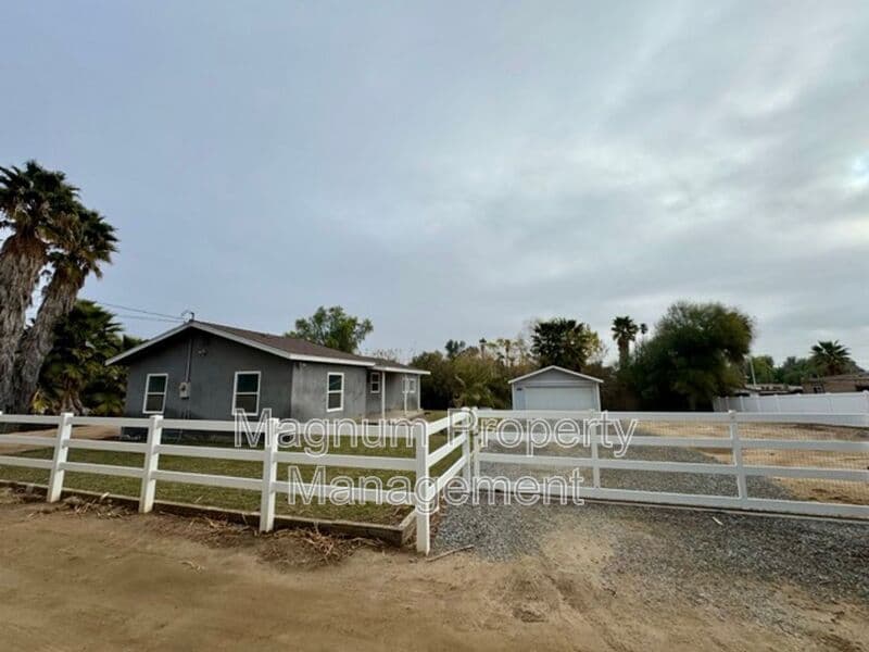 Perris House: 27300 Peach St