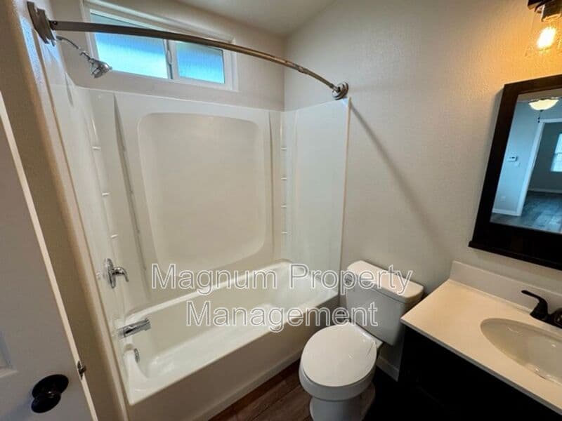 Perris House: 27300 Peach St