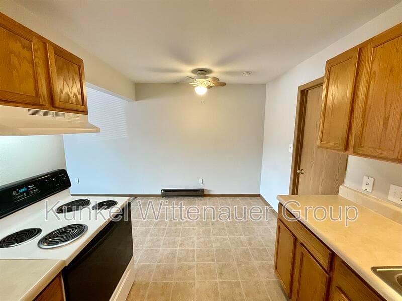 Belleville Condo: 2609-E Sierra Drive