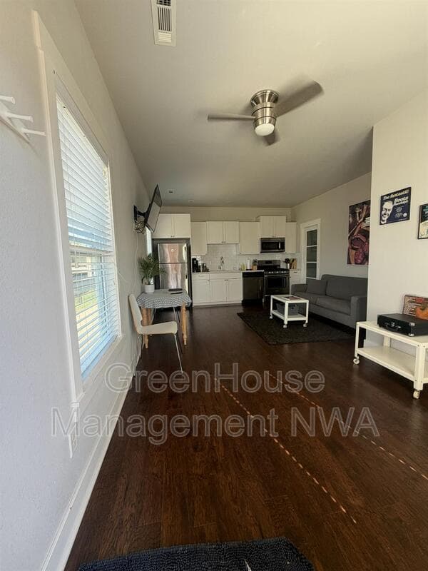 apt
Bentonville House: 452 SW B St