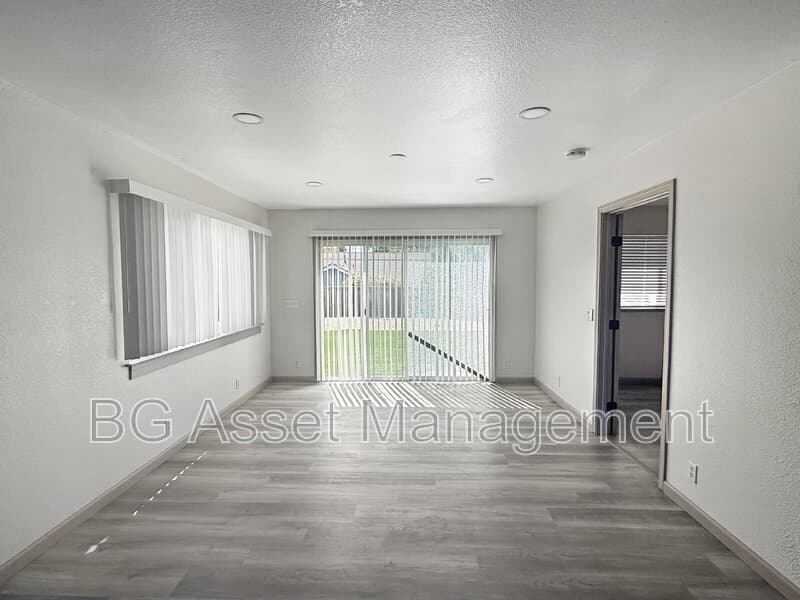 Carmichael House: 6524 Miles Ln