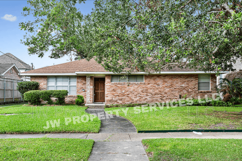 Metairie House: 226 Sena Dr