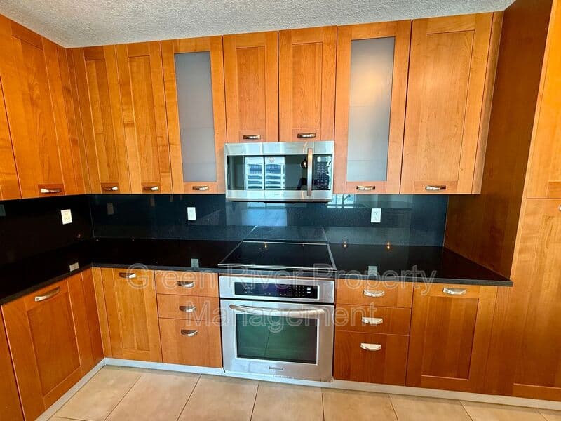 Jacksonville House: 1431 Riverplace Boulevard