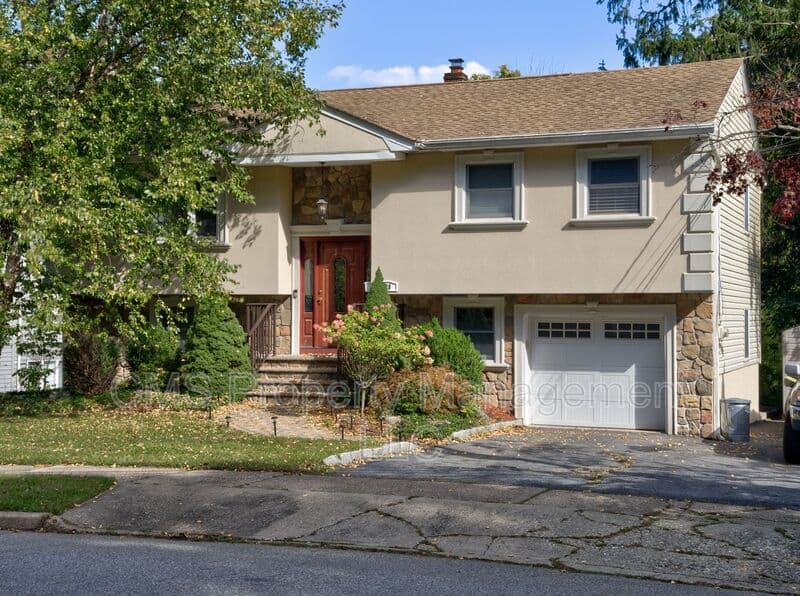 Bloomingdale House: 128 Reeve Ave