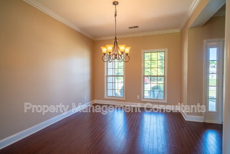 Madison House: 178 Sarah Jane Dr