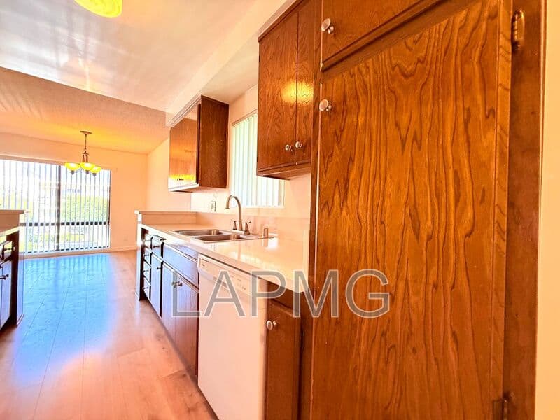 Los Angeles House: 1275 Barry Avenue