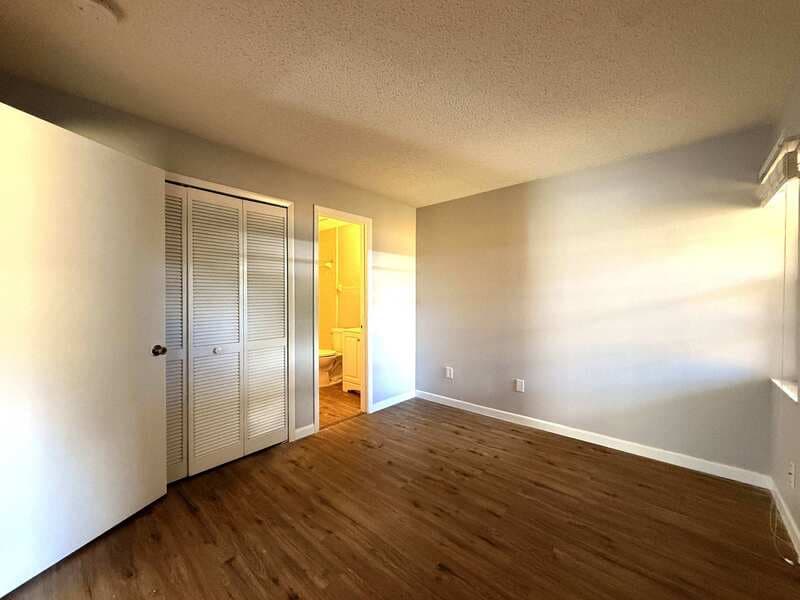 Brandon Condo: 3202 Bloomingdale Villas Court -3202