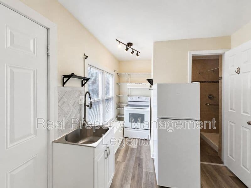River Oaks House: 933 Gillham Rd