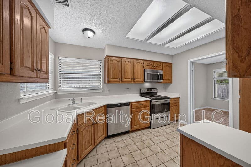 Universal City House: 118 Golden Way
