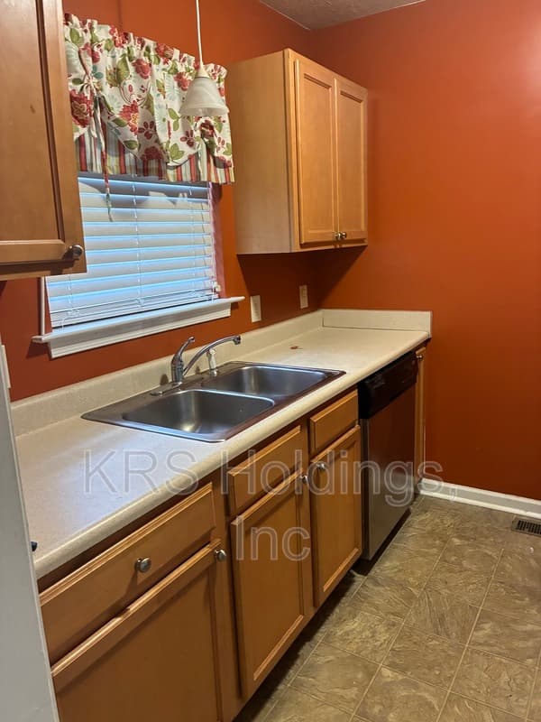 Broadway Townhome: 185 Alger Lane