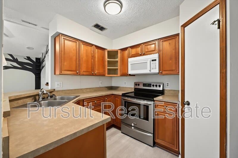 Jacksonville House: 3811 Millpoint Drive