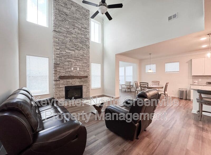 Simpsonville House: 612 Columbus Cir