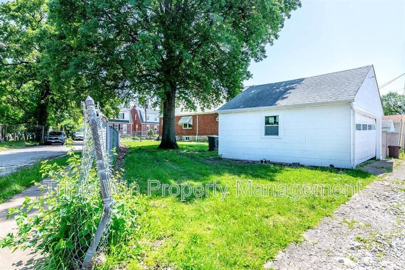 Saint Louis House: 8601 Virgil Ave