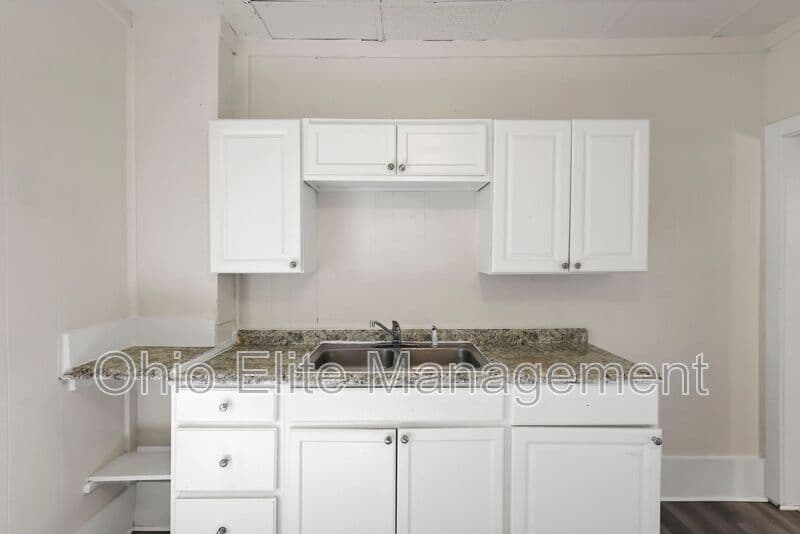 Columbus House: 2709 Sullivant Ave