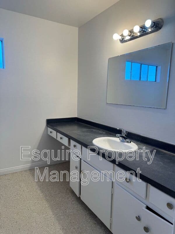 OXNARD Condo: 2070 N. VENTURA RD