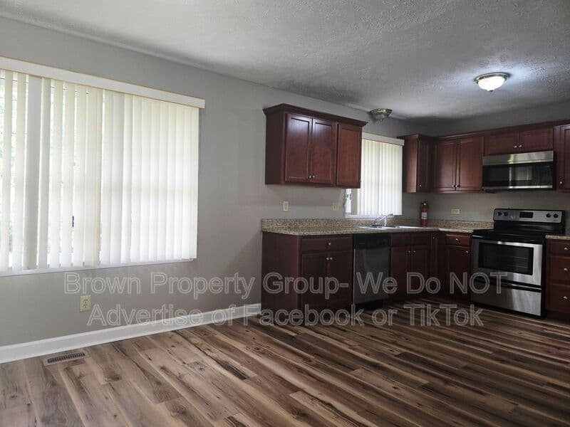Fayetteville House: 1536 Rossmore Dr