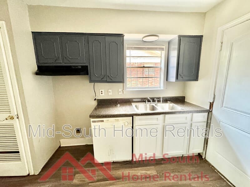 Memphis House: 2168 Carnes Ave