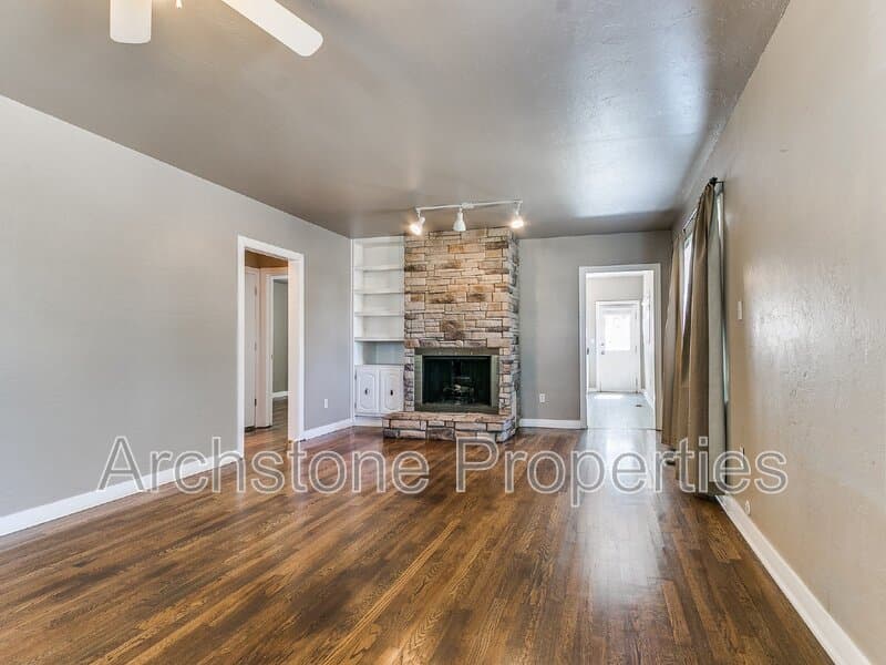 Edmond House: 202 E 3rd St