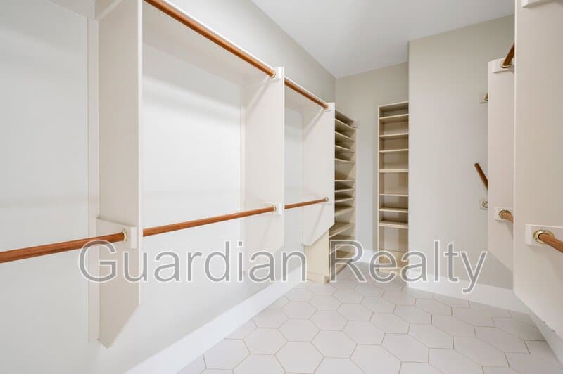 Henderson House: 2485 Sturrock Dr