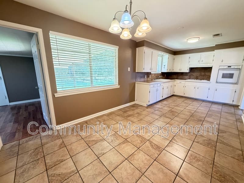 Denham Springs House: 8330 Springfield Rd