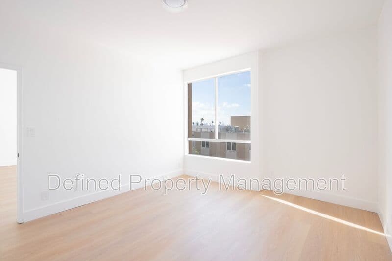 Los Angeles Condo: 1616 N Serrano Ave