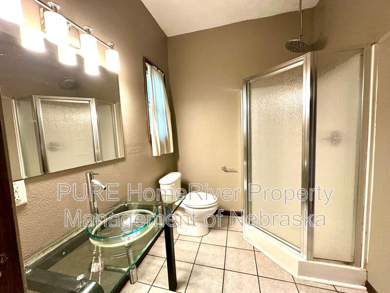 Omaha House: 1009 N 49th Ave