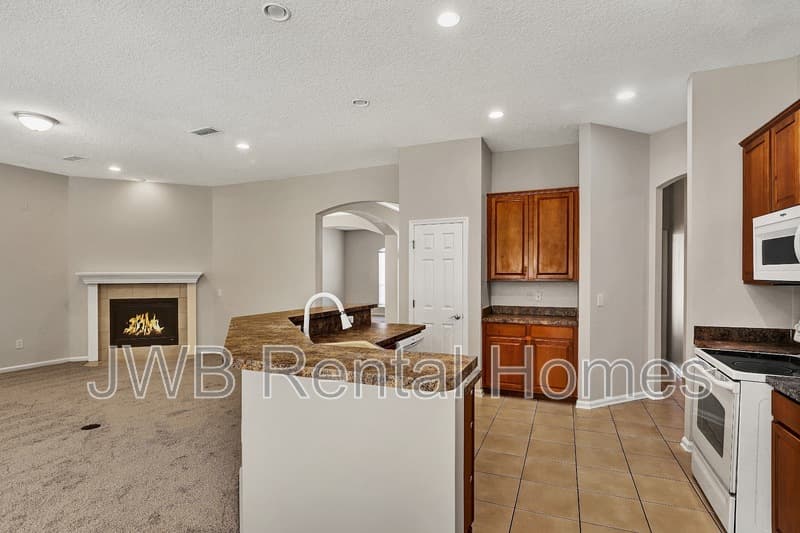 Jacksonville House: 14422 Christen Dr S