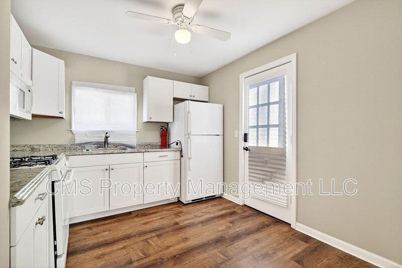 Old Bridge House: 24 Steinhardt Ave