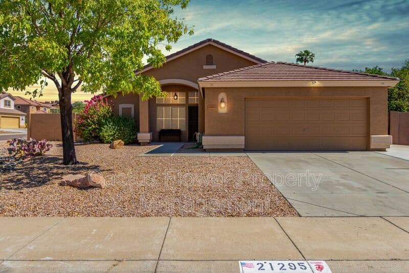 Glendale House: 21295 N 69th Ave