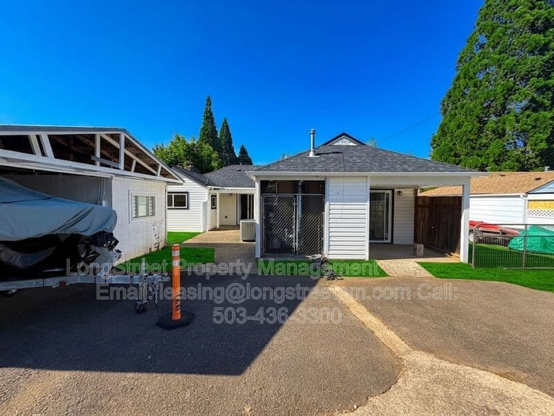 Salem House: 758 Browning Ave S