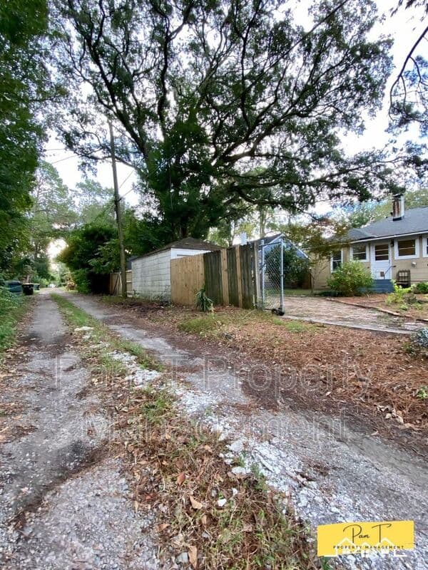 Savannah House: 304 Columbus Dr