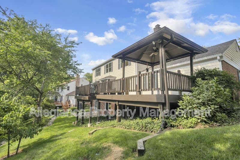 Alexandria House: 2206 Fort Ward Pl