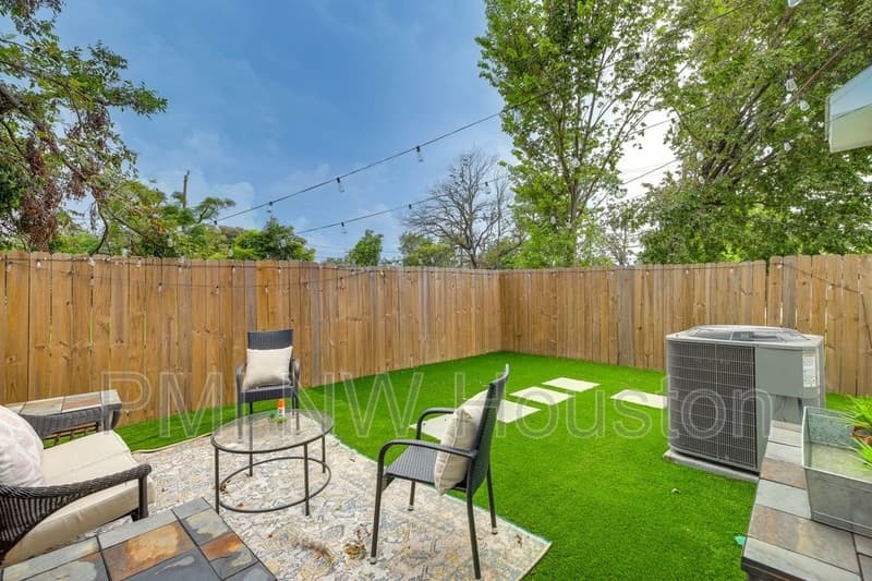 Houston House: 4706 Market St