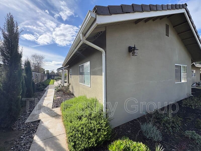 Hanford House: 540 West Birch Ct