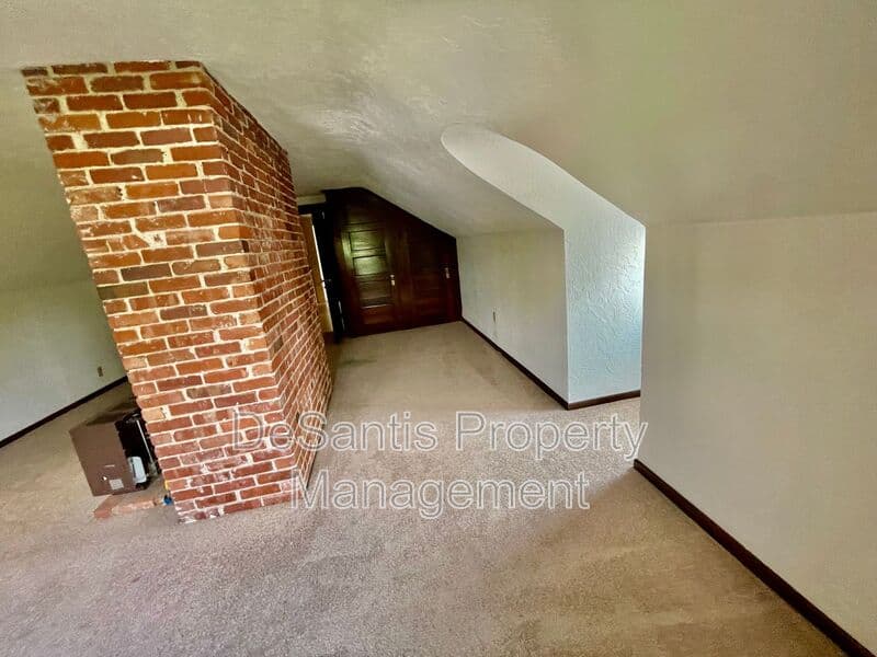 Pittsburgh House: 6 Emerson 3rd floor