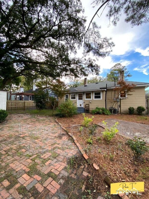 Savannah House: 304 Columbus Dr