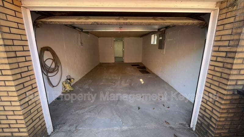 Pittsburgh House: 307 Greenlee Road